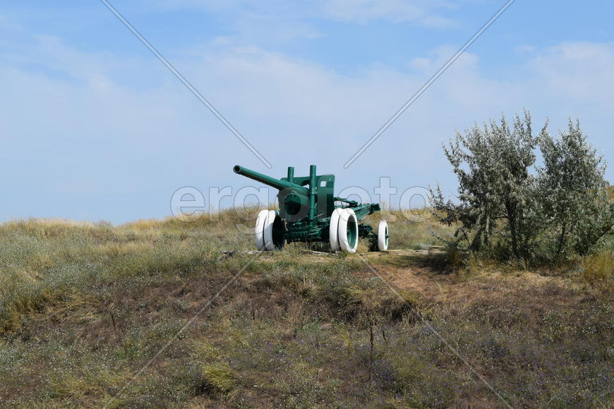 Артиллерийское орудие в музее под открытым небом.