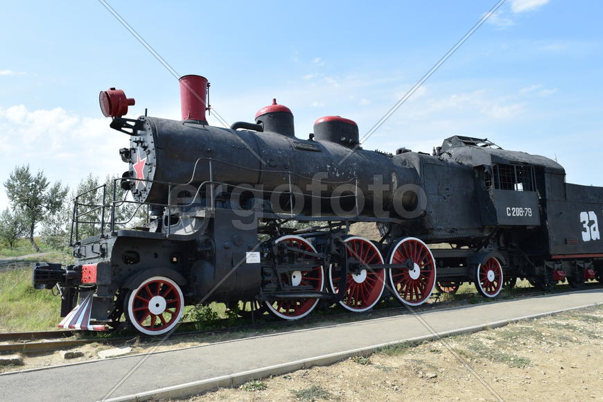 Старый паровоз в музей под открытым небом. 