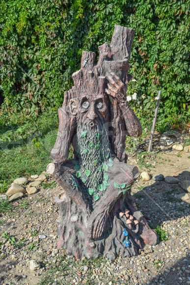 Дух леса. Статуя демона в виде лесного деревянного существа 