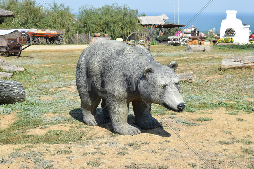 Декоративная фигурка мишки в саду 