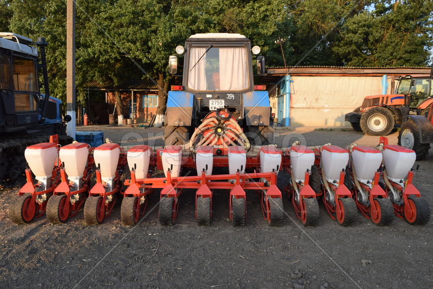 Trailer Hitch for tractors and combines. Trailers for agricultural machinery.