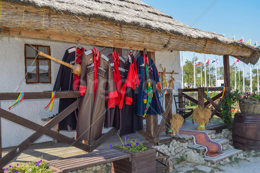 Казачья верхняя униформа висит на веранде