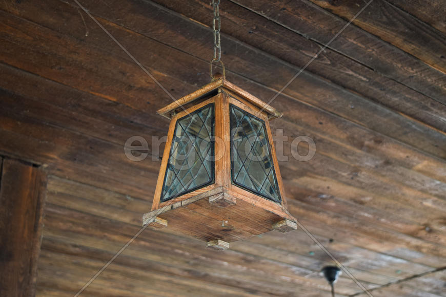 Потолочный светильник на деревянном потолоке