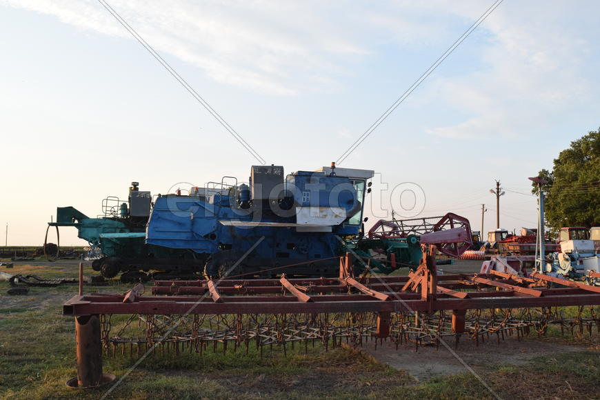 Trailer Hitch for tractors and combines. Trailers for agricultural machinery.