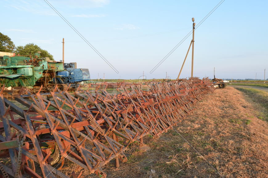 Trailer Hitch for tractors and combines. Trailers for agricultural machinery.