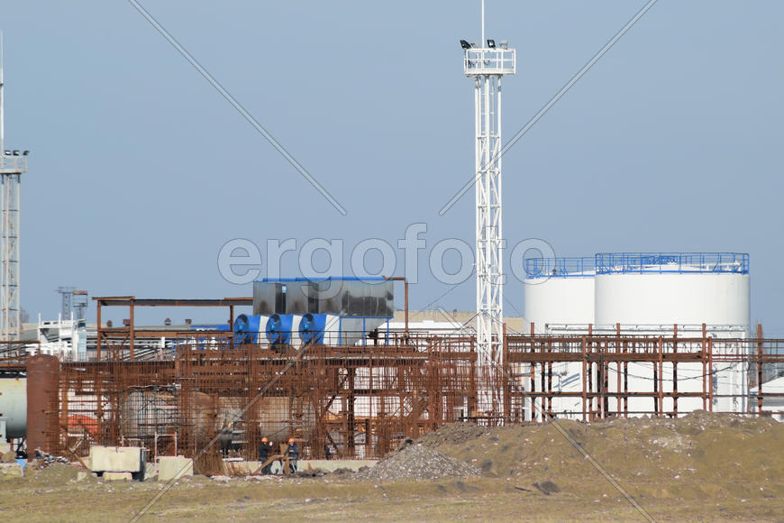 The oil refinery. Equipment for primary oil refining