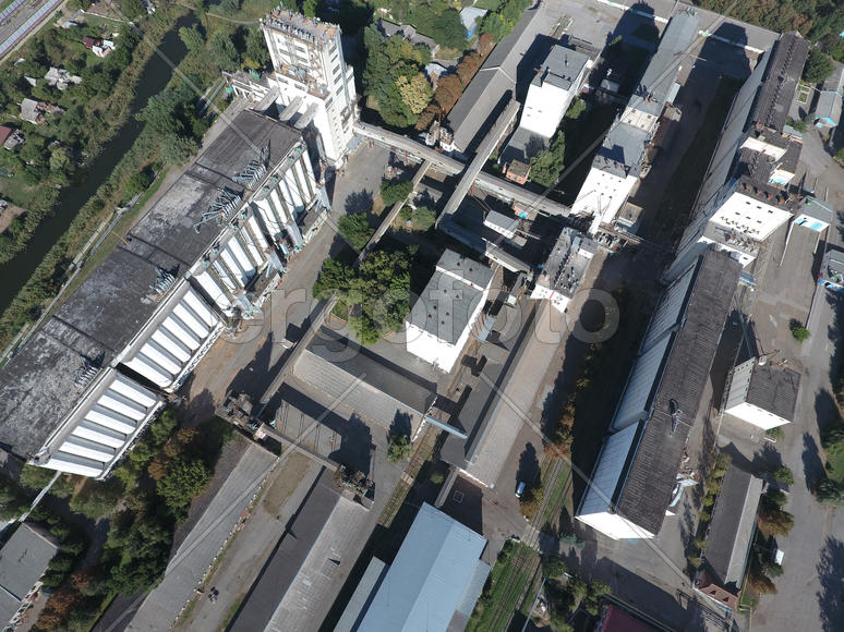 Вид сверху на элеватор. Огромное здание для хранения и сушки зерна.