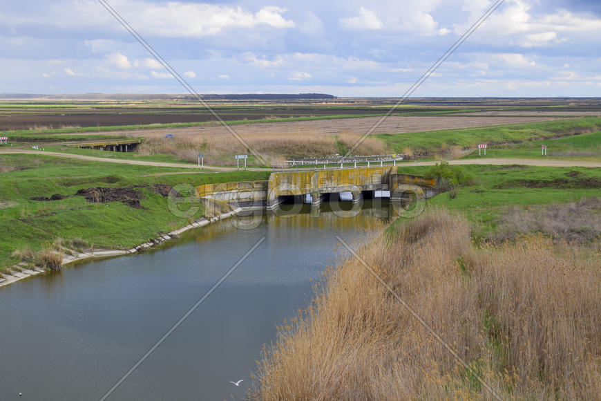 Мосты через оросительные каналы. Система орошения полей риса.