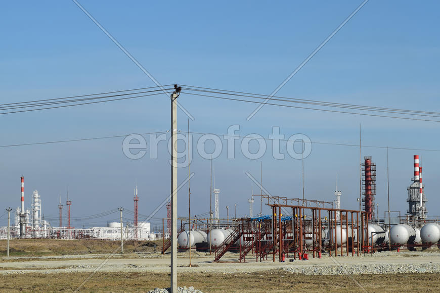 Overpass loading of oil products and fuel storage vessels. The equipment at the refinery