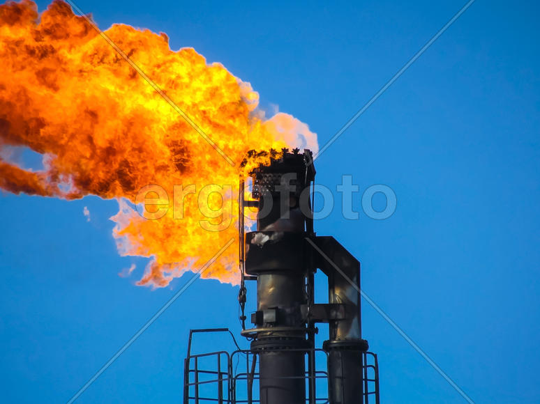 Система факел на месторождении нефти. 