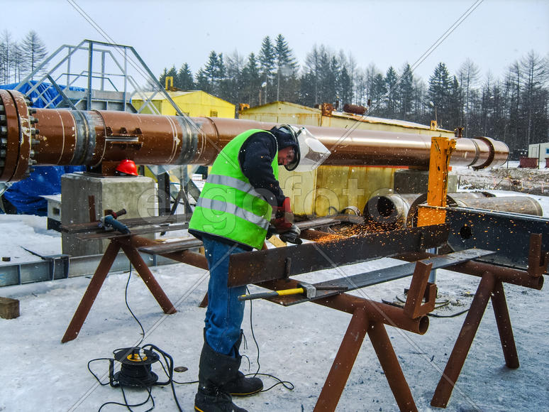 Сварка и монтаж трубопровода. Сварщики промышленные рабочие и монтажники.