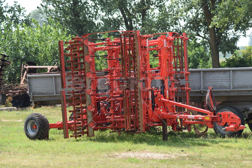 Trailer Hitch for tractors and combines. Trailers for agricultural machinery.