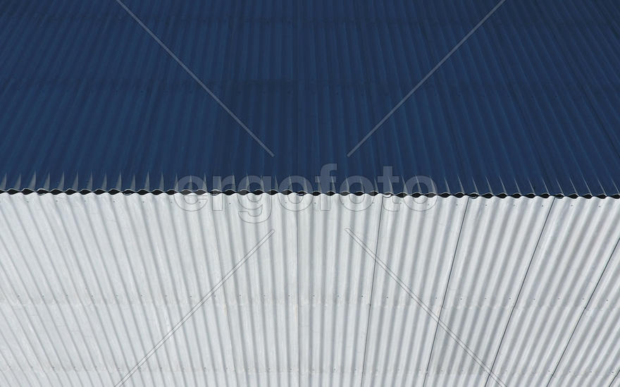 Вид сверху на крышу дома. Шифер - кровельный материал 