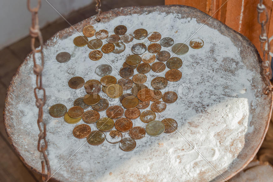 Монеты в муке на весах. Рубли и копейки. Деньги на весах.