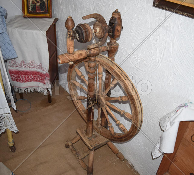Древняя прялка начала 20-го века.