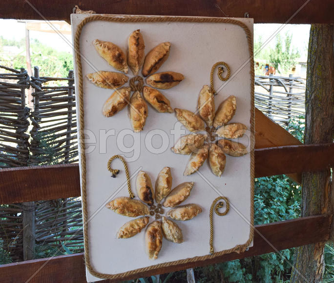 Выпечка из пресного теста. Картина из хлеба 