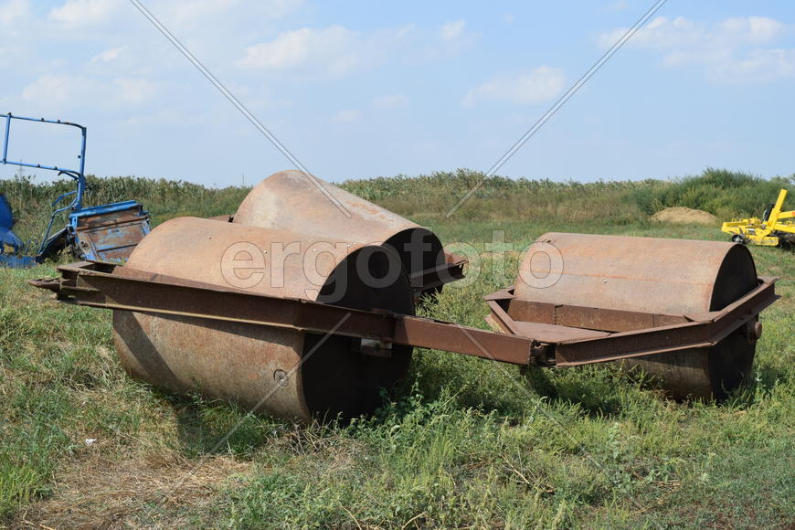 Trailer Hitch for tractors and combines. Trailers for agricultural machinery.