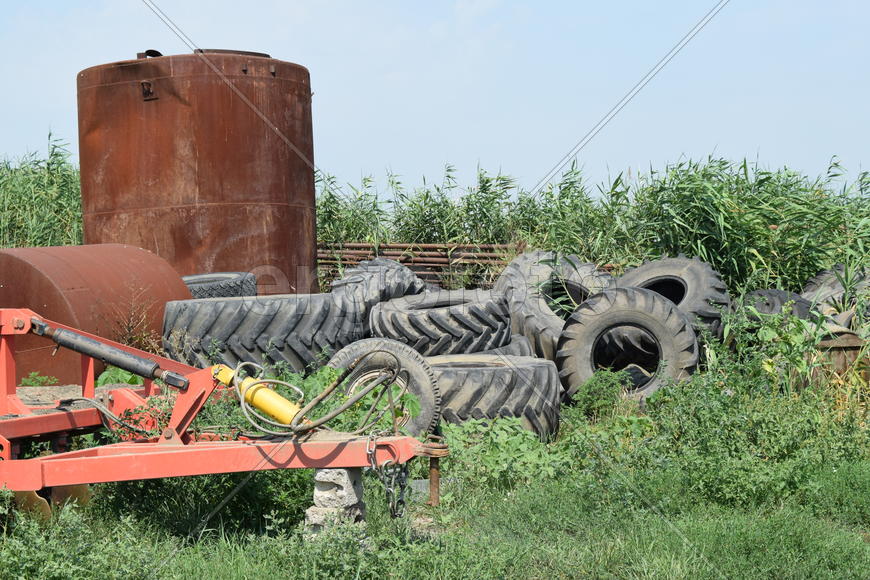 Trailer Hitch for tractors and combines. Trailers for agricultural machinery.