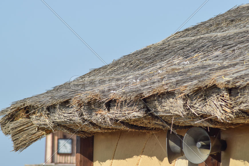 Наклон крыши из камыша и соломы. Древние строительные материалы.