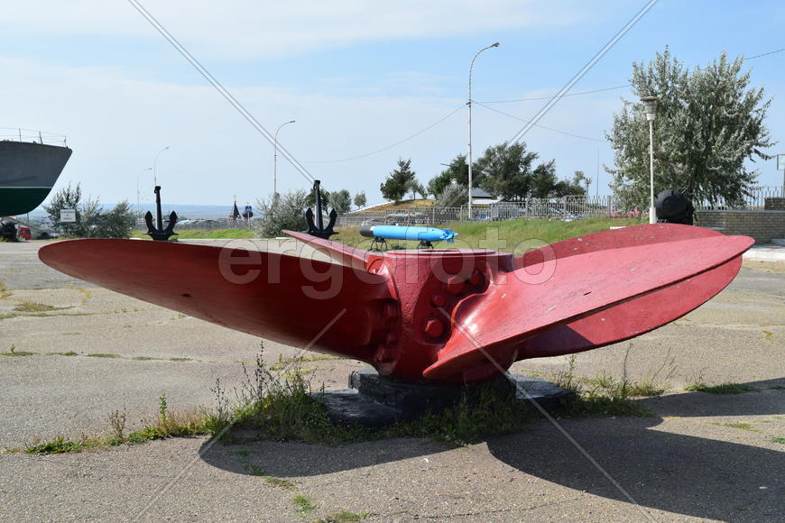 Винт от военного корабля. Музей под открытым небом.