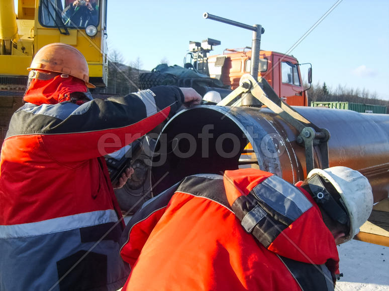 Сварка и монтаж трубопровода. Сварщики промышленные рабочие и монтажники.