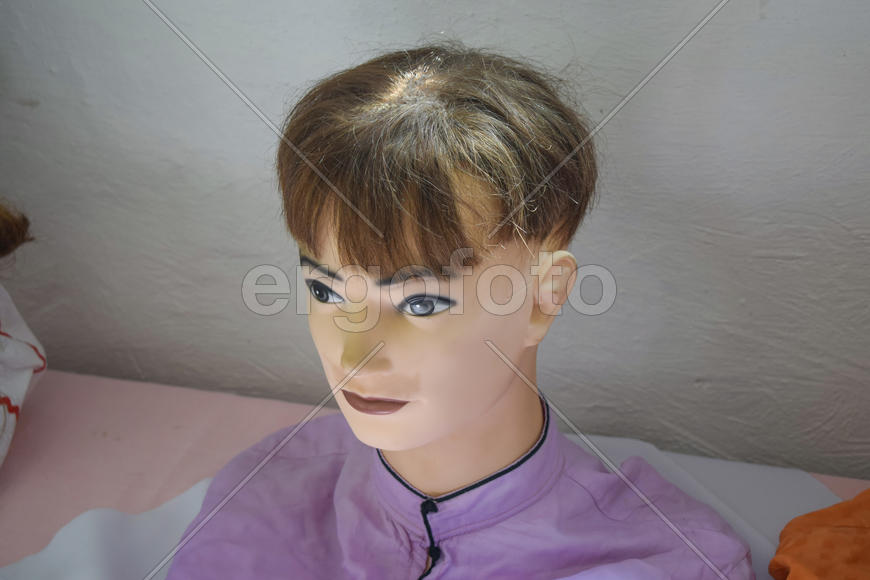 Манекен для примерки образцов этнической одежды и прически.