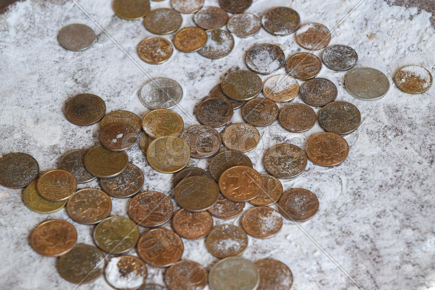 Монеты в муке на весах. Рубли и копейки. Деньги на весах.