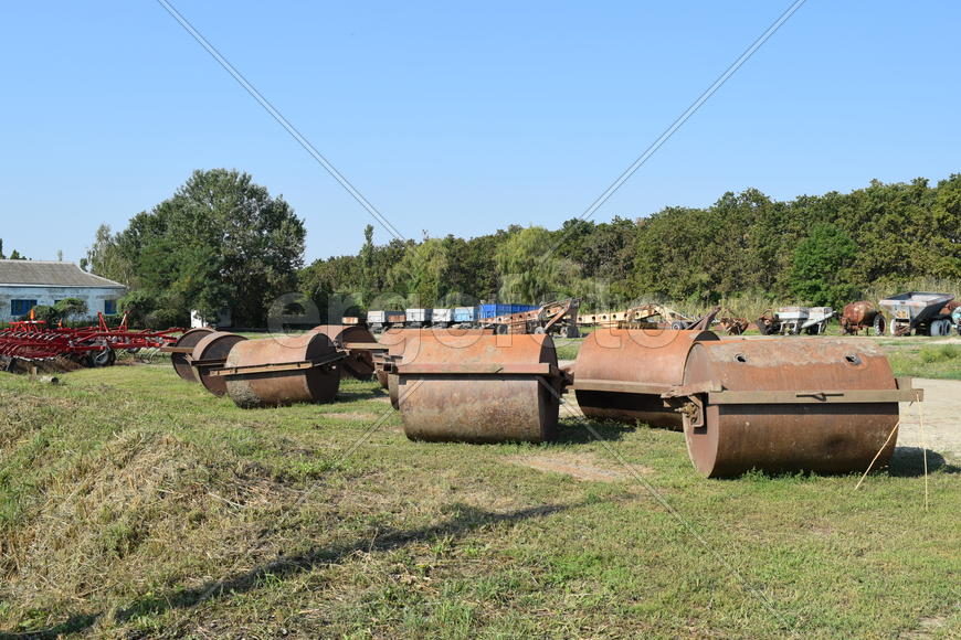 Trailer Hitch for tractors and combines. Trailers for agricultural machinery.