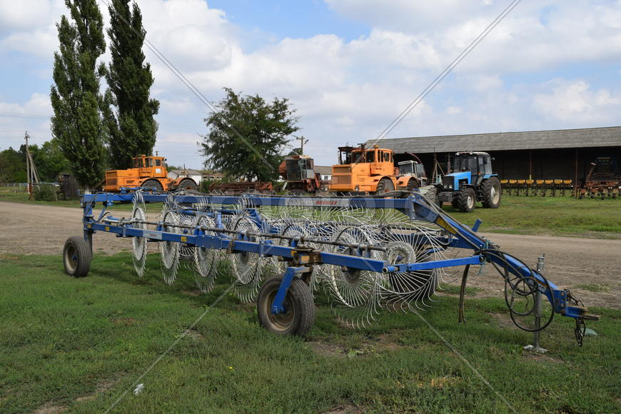 Trailer Hitch for tractors and combines. Trailers for agricultural machinery.