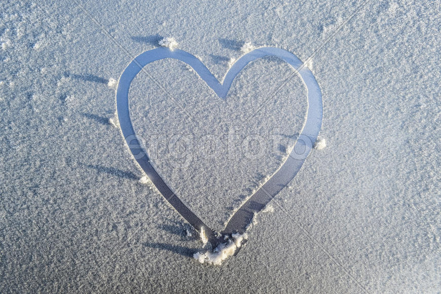 Нарисованное на снегу сердце 