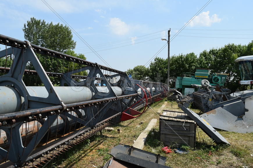 Trailer Hitch for tractors and combines. Trailers for agricultural machinery.