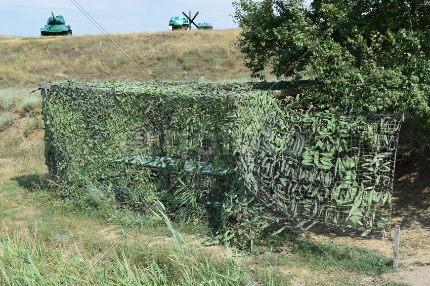 Маскировочная накидка навес над беседкой и скамьей.