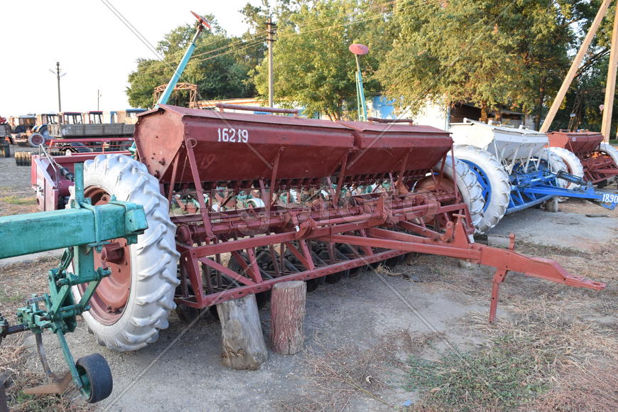 Trailer Hitch for tractors and combines. Trailers for agricultural machinery.