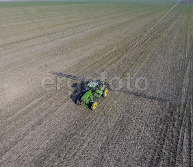 Трактор с навесной системе распыления пестицидов