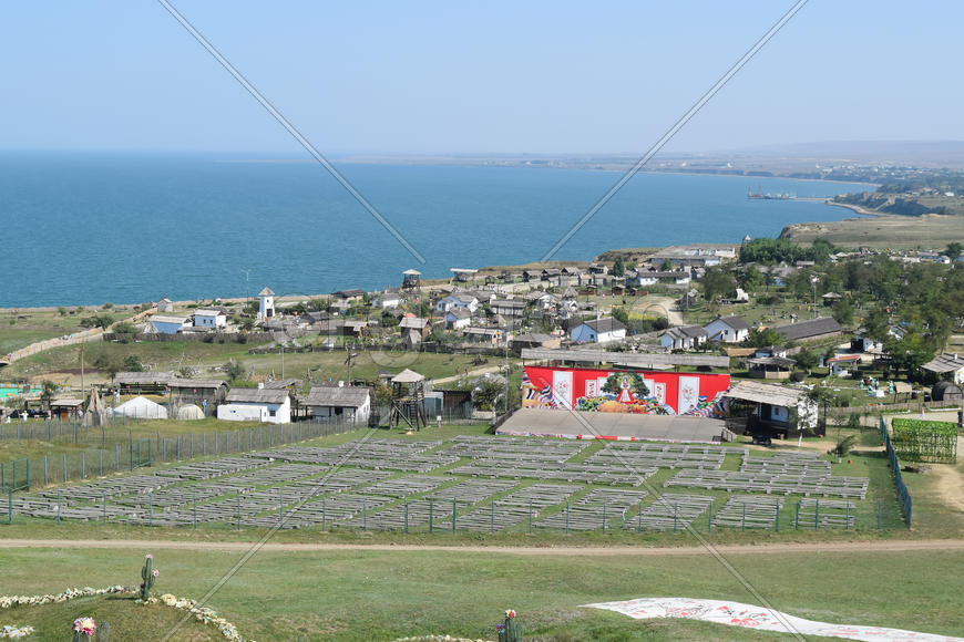 Музей Атамань. деревня и вид на море с высоты холма.