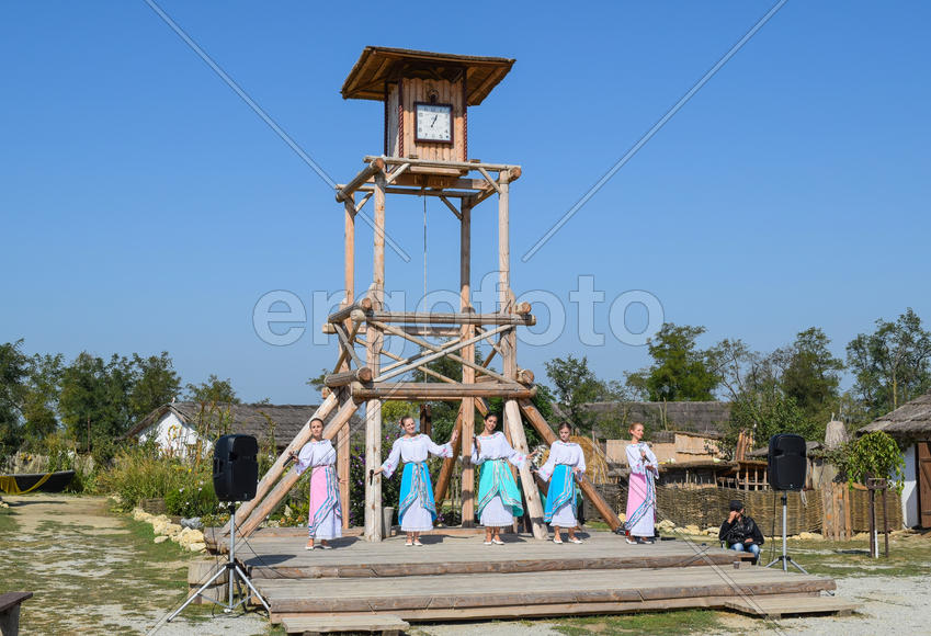 Народные певицы на концерте в казачьей станице Атамань.