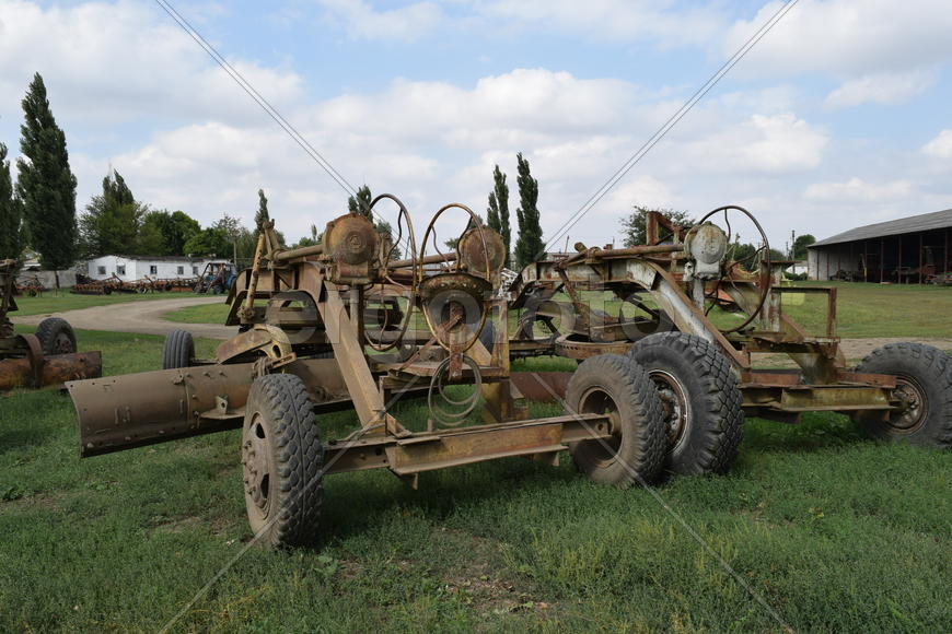 Trailer Hitch for tractors and combines. Trailers for agricultural machinery.