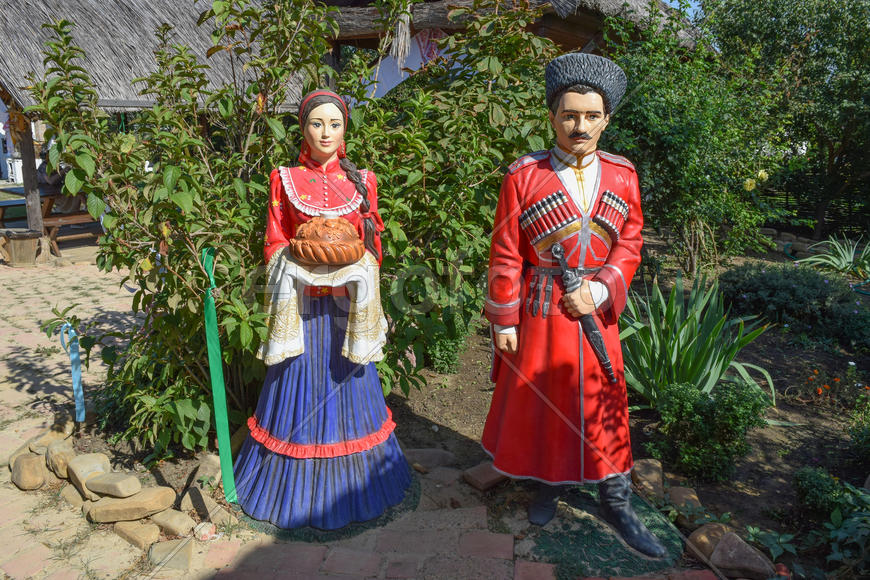 Статуя казака и казачки-девушки.