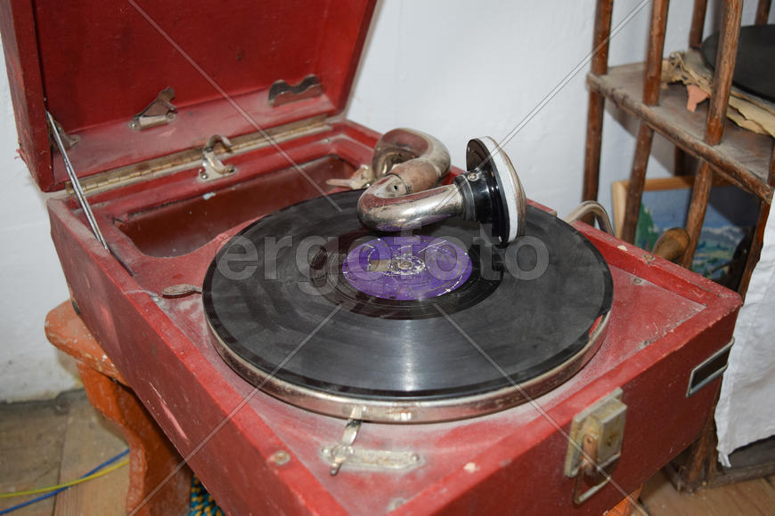Старинный пыльный проигрыватель 