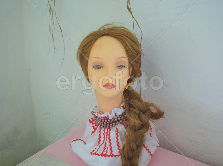 Манекен для примерки образцов этнической одежды и прически.