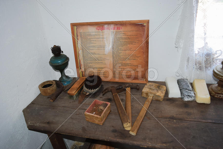 Старинные инструменты на деревянном столе 