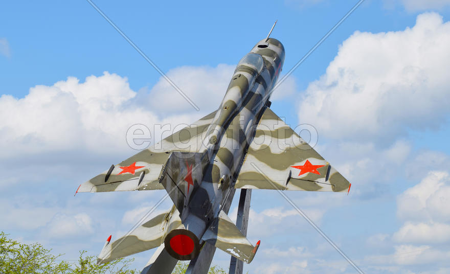 Памятник самолету-истребителью