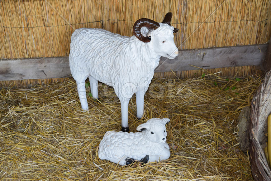 Манекены козлят в сарае 