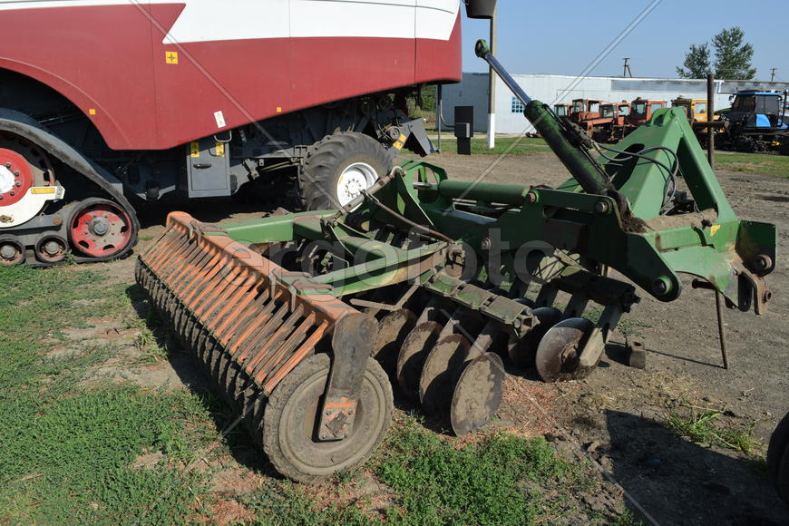 Trailer Hitch for tractors and combines. Trailers for agricultural machinery.