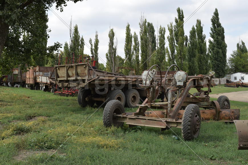 Trailer Hitch for tractors and combines. Trailers for agricultural machinery.