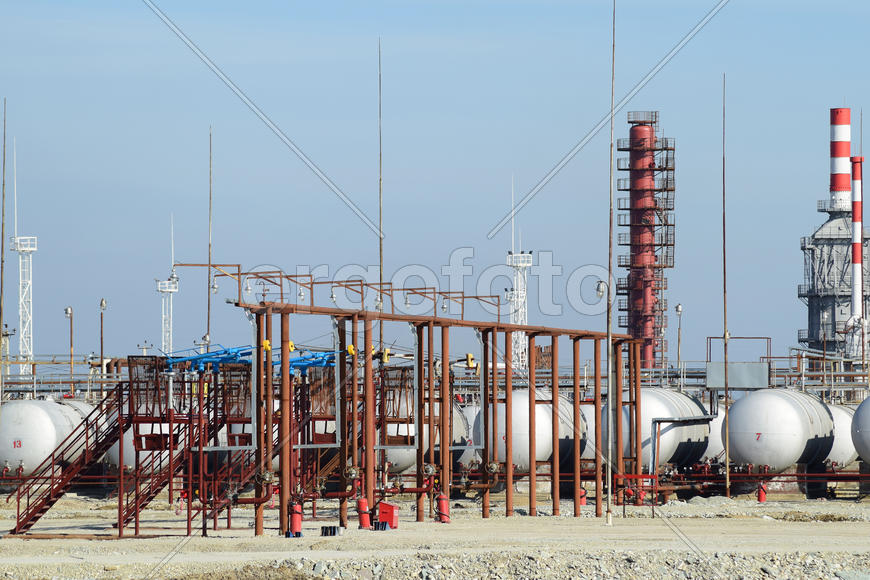 Overpass loading of oil products and fuel storage vessels. The equipment at the refinery