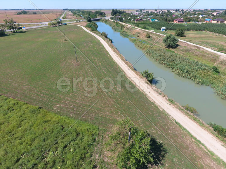 Аэросъемка. Вид сверху на реку 