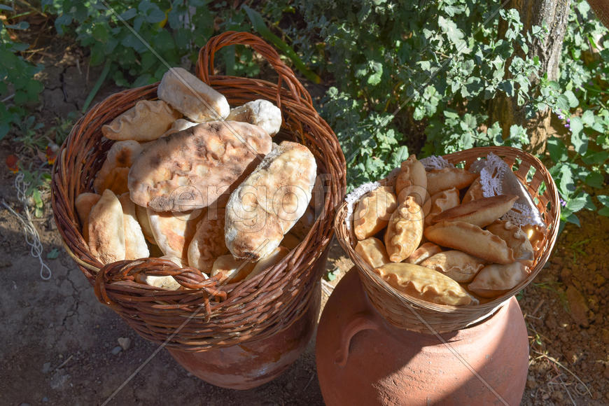 Выпечка из пресного теста в плетенной корзине