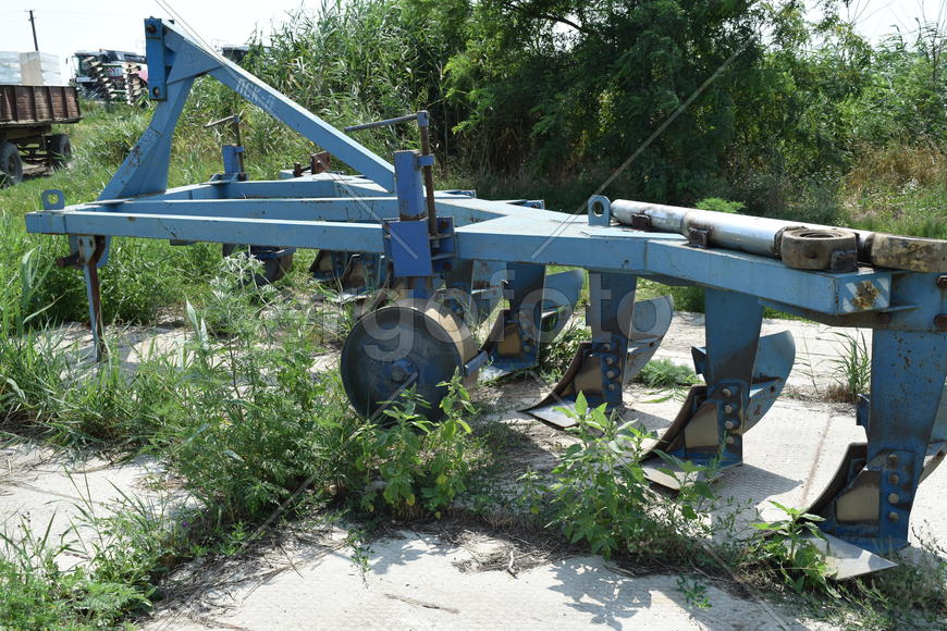 Trailer Hitch for tractors and combines. Trailers for agricultural machinery.