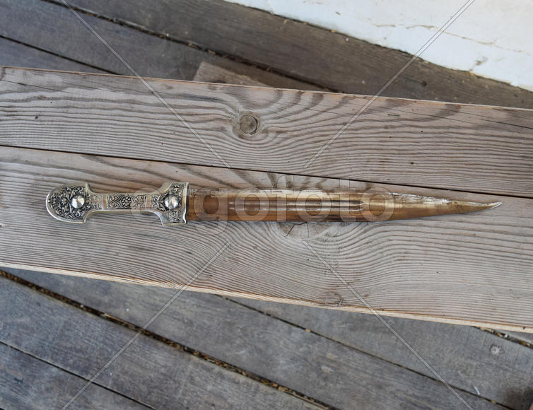 Казацкая сабля на скамейке